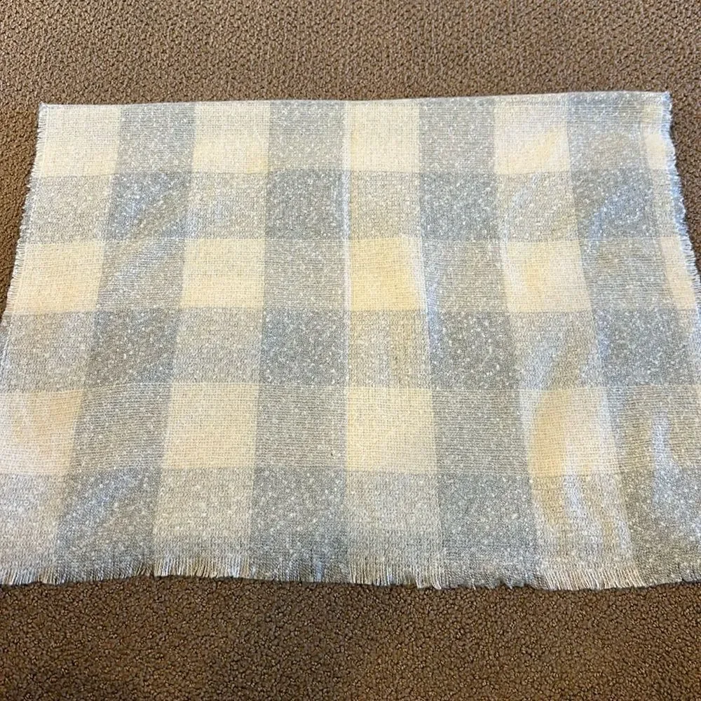 Old Navy Women’s Grey & Ivory Checkered Pashmina Scarf
